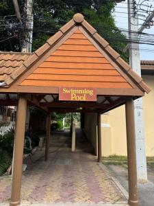 un edificio con un cartello che legge piscina di 芭提雅中天夜市獨幢別墅4卧4卫離海步行二分钟 a Jomtien Beach