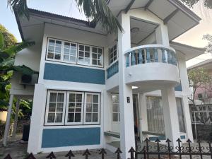 Casa bianca e blu con balcone di 芭提雅中天夜市獨幢別墅4卧4卫離海步行二分钟 a Jomtien Beach Altre 9 foto