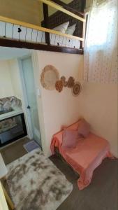 um quarto com uma cama e 2 beliches em the balay mountain peak loftype em Rizal