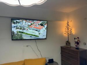 TV a/nebo společenská místnost v ubytování Το σπίτι της πλατείας