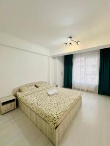 En eller flere senge i et værelse på GRAND Home 3 ROOMS Apartment