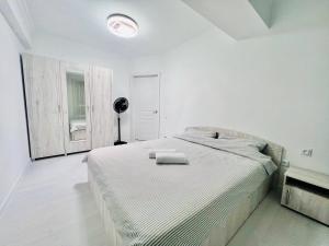 En eller flere senge i et værelse på GRAND Home 3 ROOMS Apartment