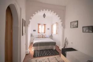 Postel nebo postele na pokoji v ubytování Dar YAMINA SUIKA