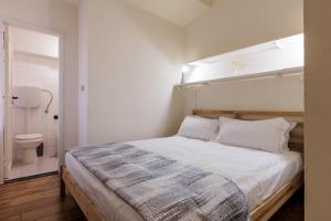 una piccola camera con letto e servizi igienici di Toscanella Comfort Apartment a Firenze