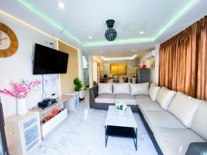 TV a/nebo společenská místnost v ubytování Fhamai Pool Villa Pattaya (บ้านฟ้าใหม่ พูลวิลล่า)