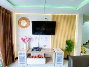 TV a/nebo společenská místnost v ubytování Fhamai Pool Villa Pattaya (บ้านฟ้าใหม่ พูลวิลล่า)