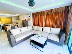 Posezení v ubytování Fhamai Pool Villa Pattaya (บ้านฟ้าใหม่ พูลวิลล่า)
