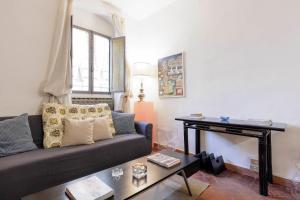 un soggiorno con un divano e un tavolo di Toscanella Comfort Apartment a Firenze Altre 19 foto