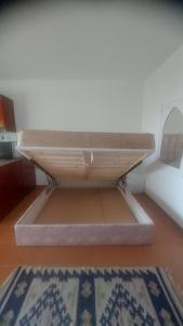 Bett in einem Zimmer mit einem Teppich in der Unterkunft Blocco 59 Domina Coral Bay in Sharm El Sheikh + 7 Fotos