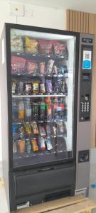 een koelkast gevuld met veel eten en drinken bij Complejo Cantal Porto in Salta