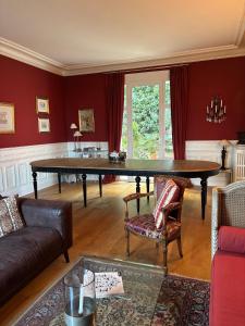 Et opholdsområde på Villa Belle Époque - 18 couchages FEURS 42