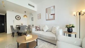 Ruang duduk di Trendy 1BR for 3 Guests in Al Reem
