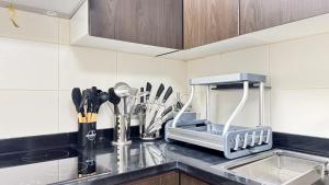 Dapur atau dapur kecil di Trendy 1BR for 3 Guests in Al Reem