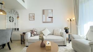 Ruang duduk di Trendy 1BR for 3 Guests in Al Reem