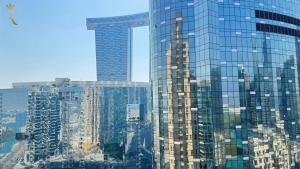 Pemandangan umum bagi Abu Dhabi atau pemandangan bandar yang diambil dari apartmen