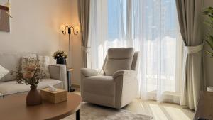 Ruang duduk di Trendy 1BR for 3 Guests in Al Reem