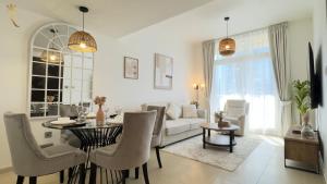 Ruang duduk di Trendy 1BR for 3 Guests in Al Reem