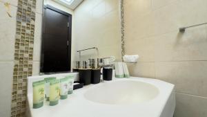 Bilik mandi di Trendy 1BR for 3 Guests in Al Reem