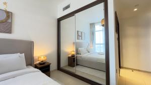 Katil atau katil-katil dalam bilik di Trendy 1BR for 3 Guests in Al Reem