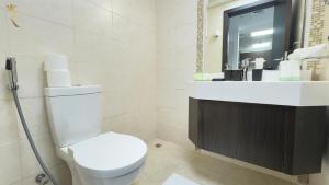 Bilik mandi di Trendy 1BR for 3 Guests in Al Reem