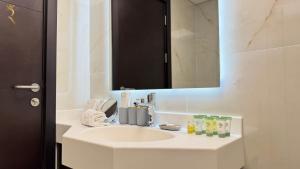 Bilik mandi di Trendy 1BR for 3 Guests in Al Reem
