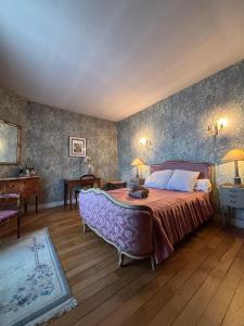 En eller flere senge i et værelse på Villa Belle Époque - 18 couchages FEURS 42