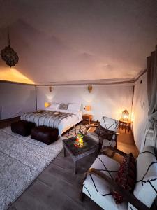 - une chambre avec un lit et un canapé dans l'établissement Mhamid luxury camp, à M'Hamid El Ghizlane 37 autres photos