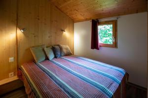 Postel nebo postele na pokoji v ubytování Camping La Ribere