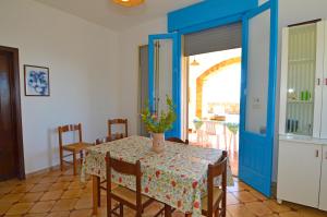 uma sala de jantar com uma mesa com um vaso sobre ela em Casa Orizzonte em Patù