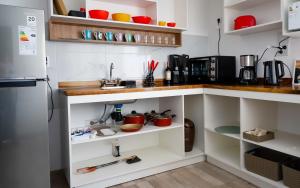 Una cocina con gabinetes blancos y un fregadero. en La Francisca, Alojamiento, en San Rafael 11 fotos más