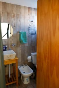 un baño con lavabo e inodoro en La Francisca, Alojamiento, en San Rafael