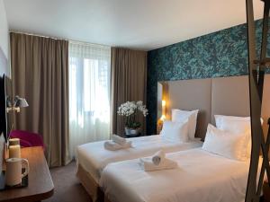 Кровать или кровати в номере Dali Hôtel Perpignan - Restaurant