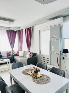 アレクサンドルポリスにあるCEM Homeのリビングルーム(白いテーブル、冷蔵庫付)