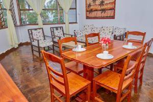 Restaurace v ubytování Hera Beachfront Apartment