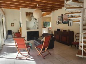 a living room with two chairs and a couch at Villa PERICA pour 10 personnes. Entre lac et océan. Wifi gratuit. in Soorts-Hossegor