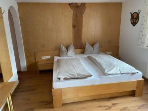 Postel nebo postele na pokoji v ubytování Gasthaus Muntafuner Stöbli