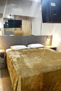 a large bed in a small room with at Belíssimo Apto Setor Bueno in Goiânia