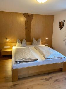 Postel nebo postele na pokoji v ubytování Gasthaus Muntafuner Stöbli