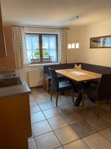 Kuchyň nebo kuchyňský kout v ubytování Gasthaus Muntafuner Stöbli