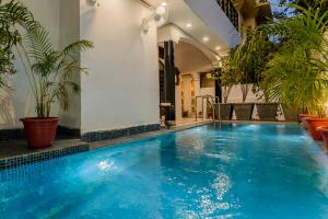 einem Pool in einem Gebäude mit Pflanzen in der Unterkunft Wanderlust -A boutique hotel in Udaipur