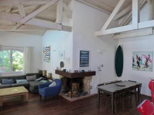 a living room with a couch and a fireplace at Villa des Acacias avec piscine chauffée pour 15 personnes entre lac et océan Wifi gratuit in Hossegor