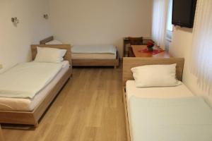 Postel nebo postele na pokoji v ubytování Hotel Garni Postkutsche