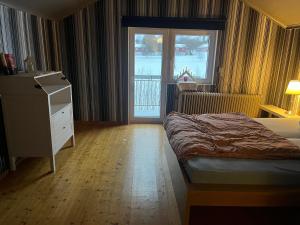 Ένα ή περισσότερα κρεβάτια σε δωμάτιο στο Kriberg Wild Lappland