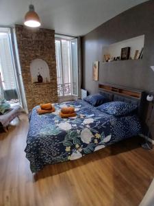 ein Schlafzimmer mit einem Bett mit einer blauen Bettdecke in der Unterkunft appartement renové , quartier historique du panier , centre-ville in Marseille + 5 Fotos