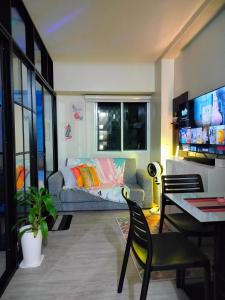 Μια τηλεόραση ή/και κέντρο ψυχαγωγίας στο 2 BEDROOM CONDO close to SM Tungko BULACAN ideal for Family Queen bed on Bedroom 1 accessible to Bedroom 2 with sliding doors Free Wifi & Netflix to watch in a comfy sofa & twin bed Access to SWIMMING POOL entry is very affordable and kids get for free