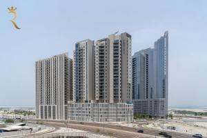 Pemandangan umum bagi Abu Dhabi atau pemandangan bandar yang diambil dari apartmen