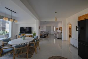 Μια τηλεόραση ή/και κέντρο ψυχαγωγίας στο Marvarit Villas