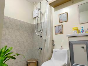 Ένα μπάνιο στο 2 BEDROOM CONDO close to SM Tungko BULACAN ideal for Family Queen bed on Bedroom 1 accessible to Bedroom 2 with sliding doors Free Wifi & Netflix to watch in a comfy sofa & twin bed Access to SWIMMING POOL entry is very affordable and kids get for free