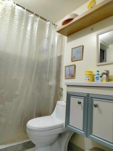 Ένα μπάνιο στο 2 BEDROOM CONDO close to SM Tungko BULACAN ideal for Family Queen bed on Bedroom 1 accessible to Bedroom 2 with sliding doors Free Wifi & Netflix to watch in a comfy sofa & twin bed Access to SWIMMING POOL entry is very affordable and kids get for free