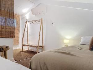 レスタルティットにあるLa Bella Lola Estartit Rentalのベッドと椅子のある白い寝室 +49枚の写真